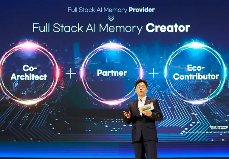 SK하이닉스 곽노정 대표이사 사장이 3일 서울 삼성동 코엑스에서 열린 ‘SK AI 서밋 2025’에서 ‘AI 시대, SK하이닉스가 그리는 새로운 비전과 기술’ 을 주제로 기조연설을 진행하고 있다. 