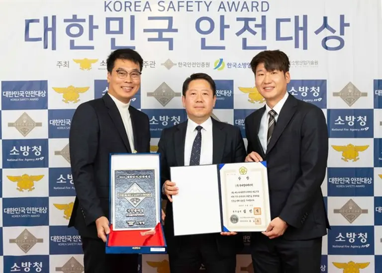 현대엘리베이터 임직원들이 서울 중구 한국프레스센터에서 열린 24회 대한민국 안전대상에서 국무총리상을 수상한 뒤 기념사진을 촬영하고 있다.