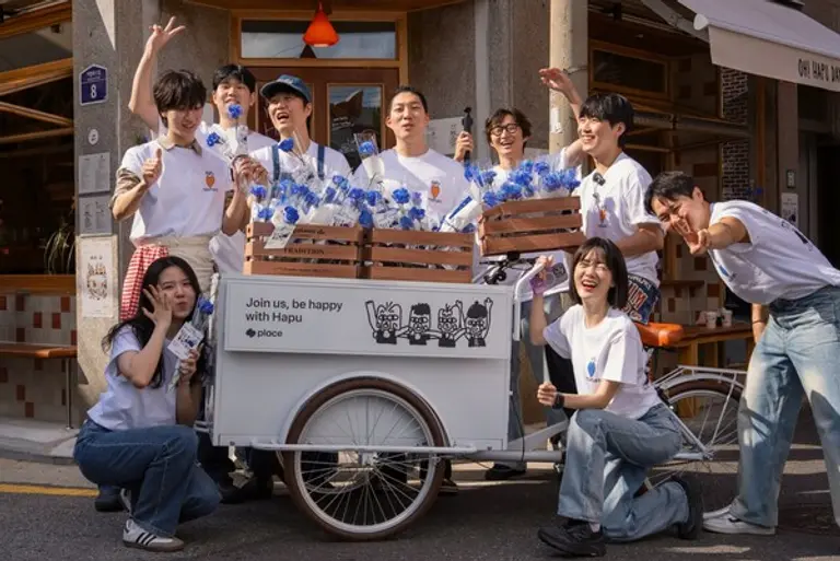 토스플레이스가 20만 가맹점 돌파를 기념해 진행한 오프라인 이벤트 현장에서, 토스플레이스와 하푸 건대본점 임직원들이 함께 기념촬영을 하고 있다.