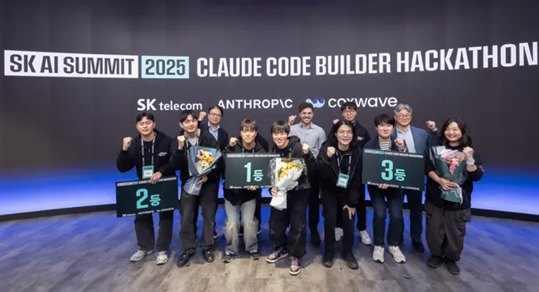 해커톤에서 3시간의 짧은 시간 제한에도 시연 가능한 수준의 높은 결과물을 선보인 참가자들이 수상 후 이를 기념하는 모습. (제공 SKT)