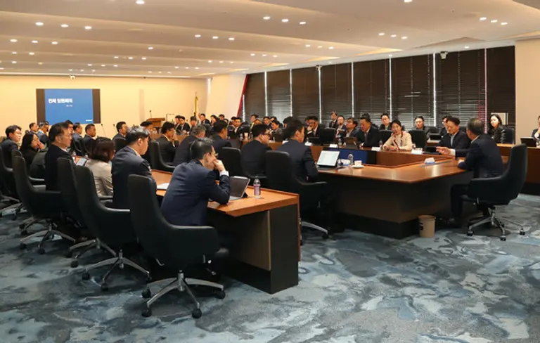 NH투자증권은 4일 오전 전체 임원회의를 개최했다. 임원 50여명은 이번 사건에 대해 심각성을 공유하고 임직원 윤리의식 제고 및 준법경영 강화 등 윤리경영 내재화를 다짐했다. 