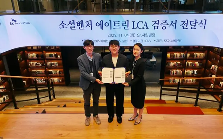 (왼쪽부터) 김일수 SK이노베이션 환경과학기술원 기술전략실장과 정우재 에이트린 대표, 김우경 SK이노베이션 PR실장. (제공 SK이노베이션)