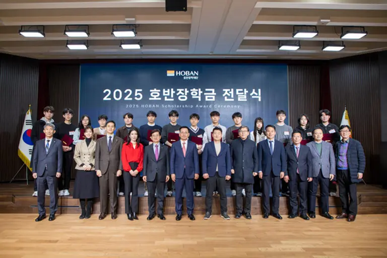 지난 2월 개최된 ‘2025년 호반장학금 전달식’ 모습 (사진 앞줄 오른쪽 일곱번째부터 시계방향으로) 김상열 호반장학재단 이사장, 김선규 호반그룹 회장, 김윤혜 호반프라퍼티 경영총괄사장, 김대헌 호반그룹 기획총괄사장. (사진제공=호반그룹)
