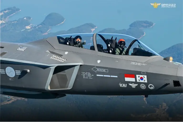 손석락 공군참모총장이 지난 5일 경남 사천기지에서 KF-21 전투기에 탑승해 시험비행을 실시했다. 손 총장은 비행 전 시험비행조종사 강주훈 소령과 함께 항전장비·비행제어·엔진 계통 등 항공기의 전반적인 상태를 점검한 뒤 약 50분간 상승, 선회, 고속비행 등의 기동을 실시했다. KF-21에 장착된 국산 능동위상배열(AESA) 레이다의 작동상태도 실시간으로 확인했다. 공군은 "이번 비행은 손 총장이 취임한 이후 처음으로 실시하는 지휘비행"이라며 "첫 비행의 기종을 KF-21로 선정했다는 점에서 의미가 있다"고 설명했다.