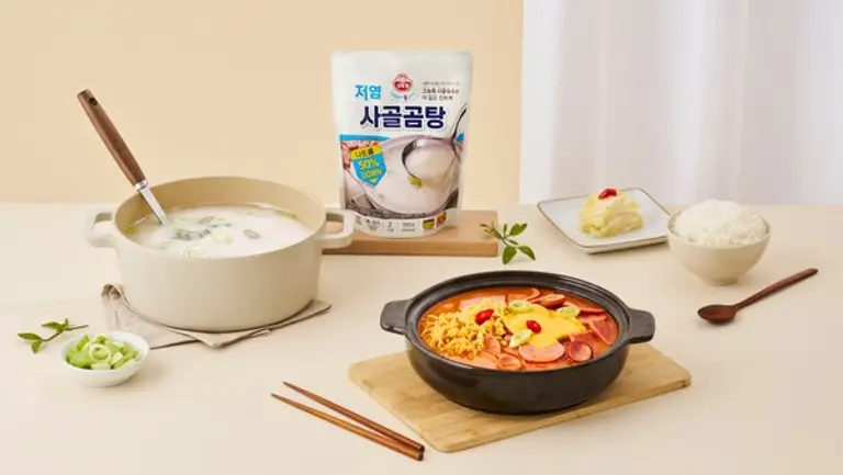 오뚜기 라이트앤조이 저염 사골곰탕 연출컷