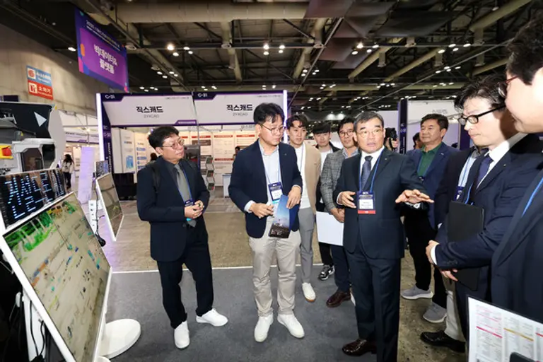 대우건설 김보현 대표이사가 5일 고양 킨텍스에서 열린 ‘2025 스마트건설·안전·AI 엑스포’ 전시장을 둘러보고 있다. (사진제공=대우건설)