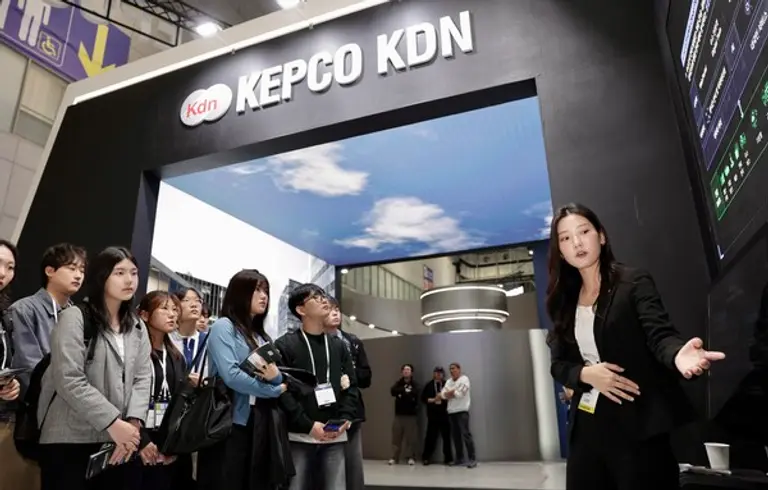 한전KDN, BIXPO 2025서 전시관을 찾은 관람객들이 솔루션 설명을 듣고 있다. (제공 한전KDN)