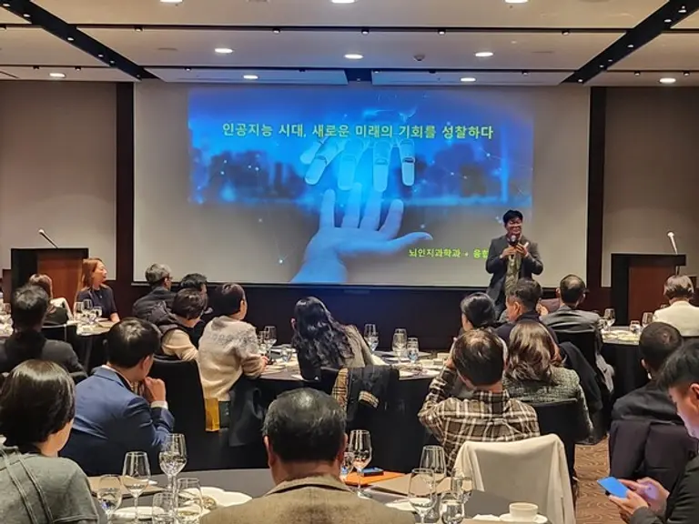 정재승 KAIST 뇌인지과학과 교수가 ‘인공지능 시대, 미래의 기회를 성찰하다’ 라는 주제로 강연하고 있다.