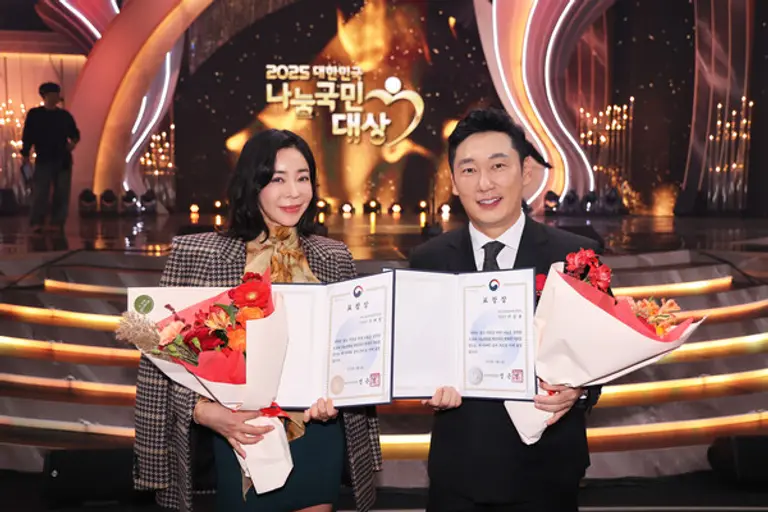 희망브리지 아너스클럽’ 회원 배우 이혜영과 방송인 이승윤 (사진제공=희망브리지)