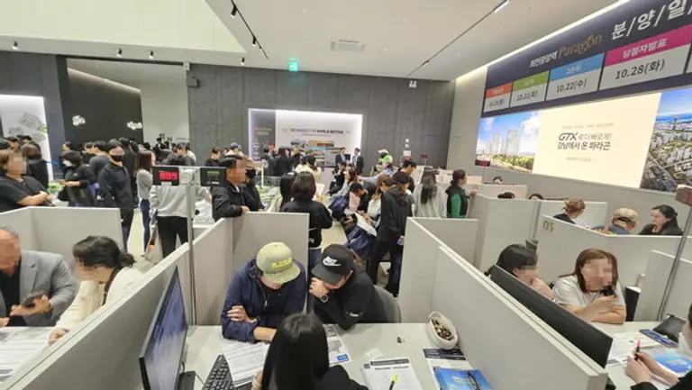 ‘회천중앙역 파라곤’ 견본주택에 몰린 인파 (사진제공=라인그룹)