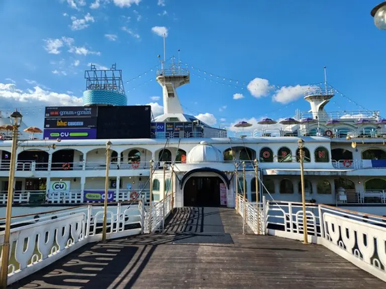 그램그램·bhc 한강 압구정 크루즈점 전경