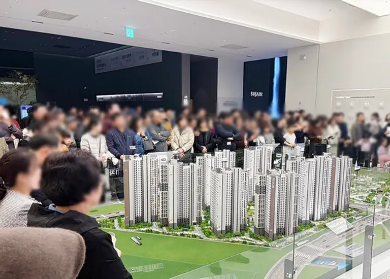 풍무역세권 수자인 그라센트 견본주택 방문객들이 내부에 전시된 모형도를 보고 있다. (사진제공=BS한양)