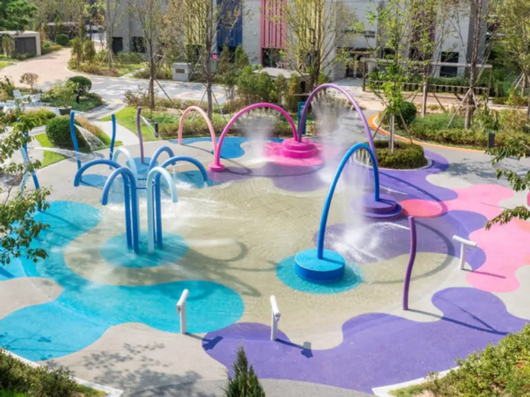 ‘2025 한국색채대상’에서 공간환경(그린)상을 수상한 ‘컬러 드롭 워터 페스타(Color Drop Water Festa)’ 프로젝트 (사진제공=호반건설)