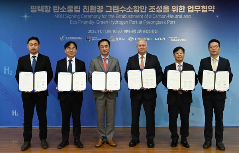 (왼쪽부터) 김금규 경기평택항만공사 사장 직무대행, 도경식 평택지방해양수산청 청장, 정장선 평택시장, 현대차그룹 켄 라미레즈 에너지&수소사업본부장 부사장, 김정석 현대글로비스 해운사업부장, 이덕현 기아 지속가능경영실장. (제공 현대차)