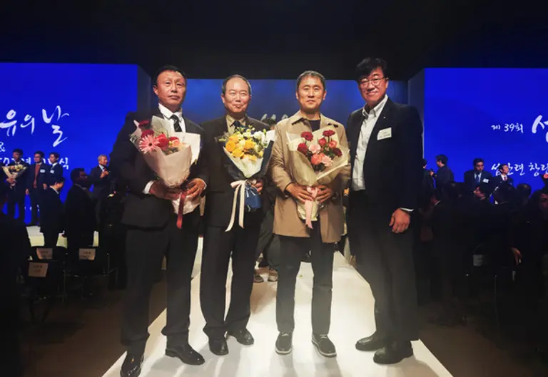  태광산업·대한화섬은 소속 임직원 5명이 ‘제39회 섬유의 날’ 기념식에서 산업통상자원부 장관 표창과 한국섬유산업연합회 회장상을 수상했다. (사진 왼쪽부터) 황오성·정일영·신승원 기장, 김대정 대한화섬 대표(태광산업 섬유사업본부장).(사진제공=태광산업)