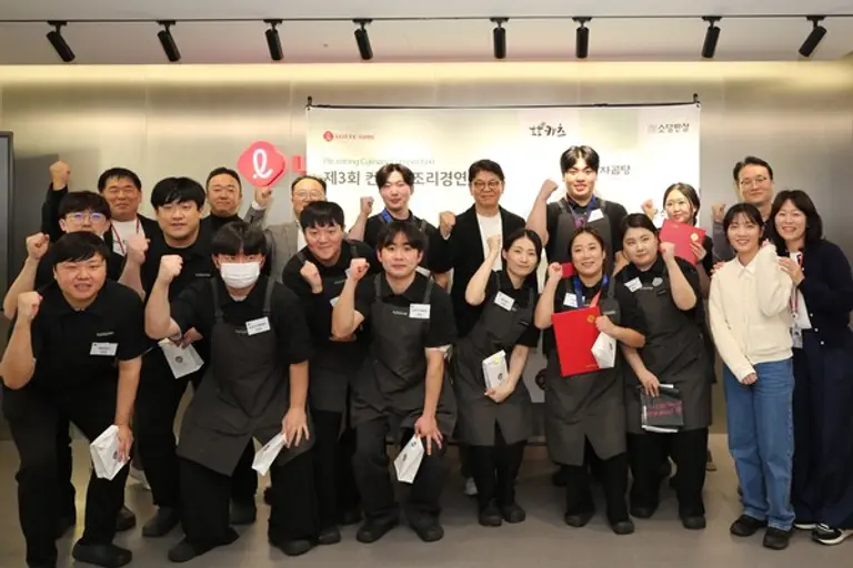 지난 5일 진행된 롯데GRS 아카데미에서 진행된 제3회 컨세션부문 ‘플레이팅 컬리너리 컴피티션(PCC)’ 대회에서롯데GRS 차우철 대표이사(상단 우측에서 네번째)와 참가자들이 함께 기념사진을 촬영하고 있다. (사진=롯데GRS)