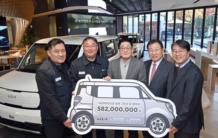 (왼쪽부터) 엄태일 기아 판매지회장, 문은주 기아 정비지회장, 기아 국내사업지원담당 최진기 전무, 한국사회복지협의회 김성이 회장, 안양시비산종합사회복지관 류승용 관장. (제공 기아)