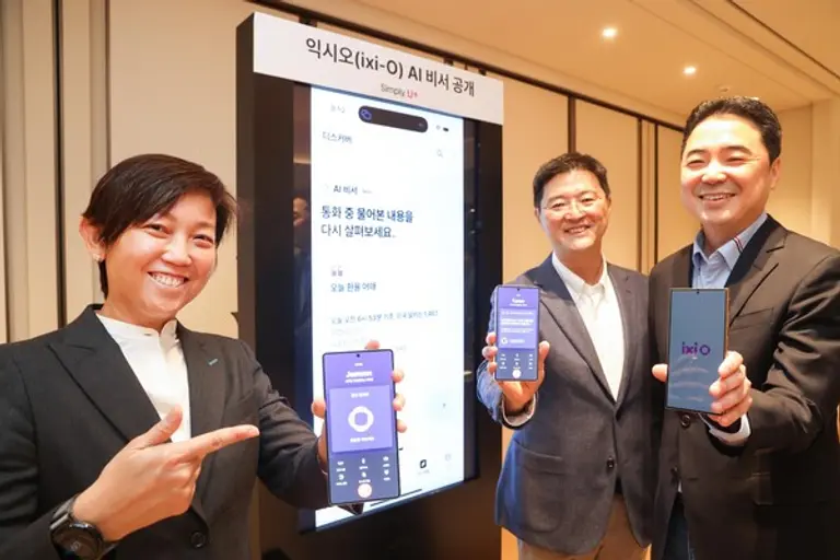 (왼쪽부터) 캐런 티오 구글 아시아 태평양 플랫폼·디바이스 파트너십 총괄과 이재원 LGU+ Consumer부문장, 이상엽 LG유플러스 CTO. (제공 LGU+)