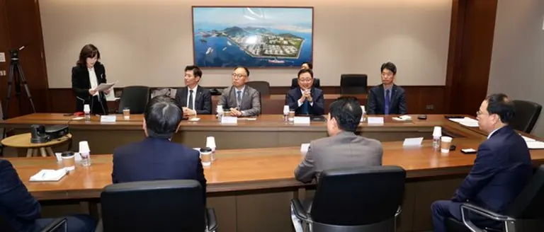 한전KDN, BS산업과 솔라시도 분산형 전력망 및 AI데이터센터 구축 업무협약 체결 진행 모습