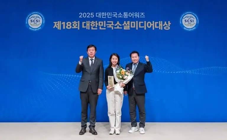 13일 서울 광화문 한국프레스센터에서 열린 ‘제18회 대한민국소통어워즈’에서 정수진 LG전자 한국영업본부 브랜드커뮤니케이션담당(사진 가운데)이 수상 기념 사진 촬영에서 포즈를 취하고 있다.