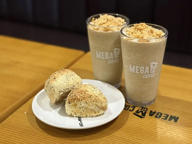 메가커피, ‘누룽누룽 바삭 프라페’, ‘매콤 비빔 주먹빵’ 판매 기간 연장. (사진=메가MGC커피)