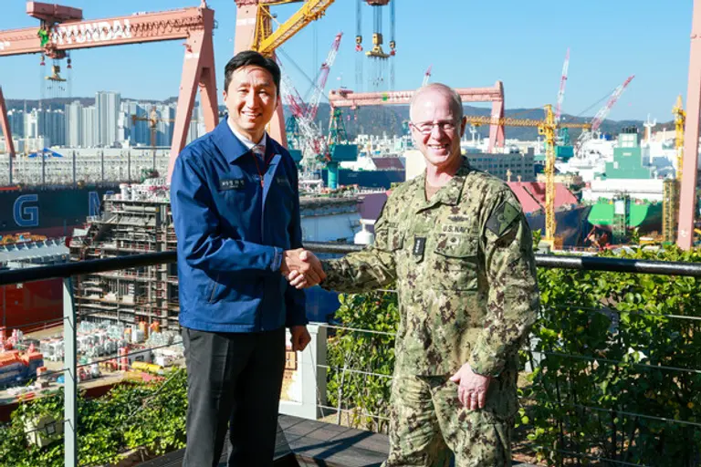 HD현대 정기선 회장이 15일(토) HD현대중공업 울산 조선소를 방문한 대릴 커들(Daryl Caudle) 美 해군참모총장과 기념촬영을 하고 있다.