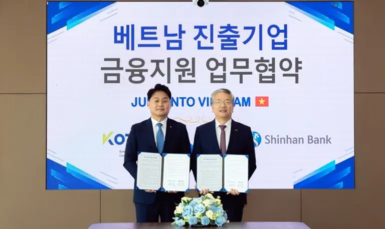 지난 14일(현지시간) 베트남 호치민의 신한베트남은행 본점에서 진행된 ‘베트남 진출기업 금융지원 업무협약식’에서 강규원 신한베트남은행 법인장(왼쪽)과 김종호 기술보증기금 이사장이 기념촬영하는 모습