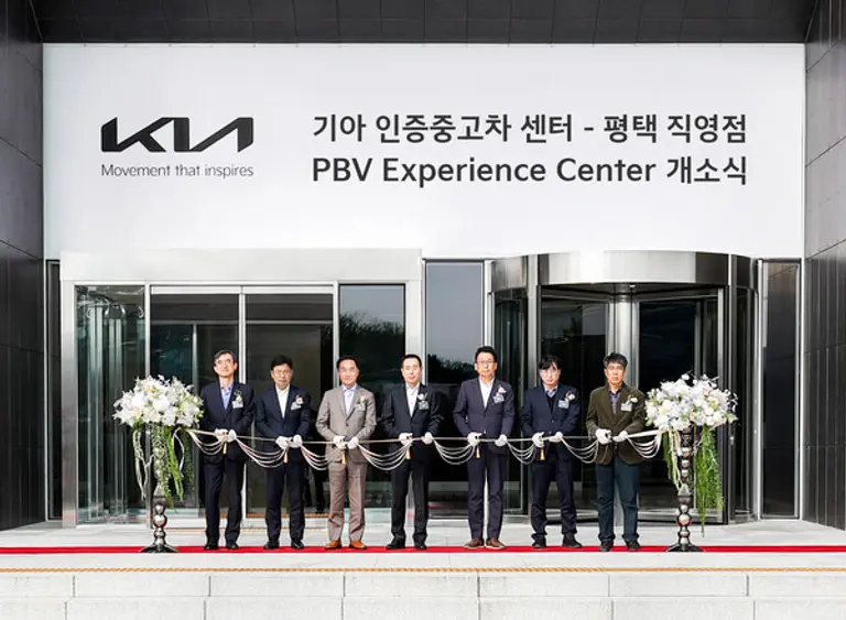 (왼쪽부터) 허노윤 한국도로공사 수도권 본부장, 윤호남 기아 경영지원3실장, 정장선 평택시장, 정원정 기아 국내사업본부장, 강정구 평택시의회 의장, 박근균 경기도 국제협력국장, 유승영 평택시의회 의원. (제공 기아)