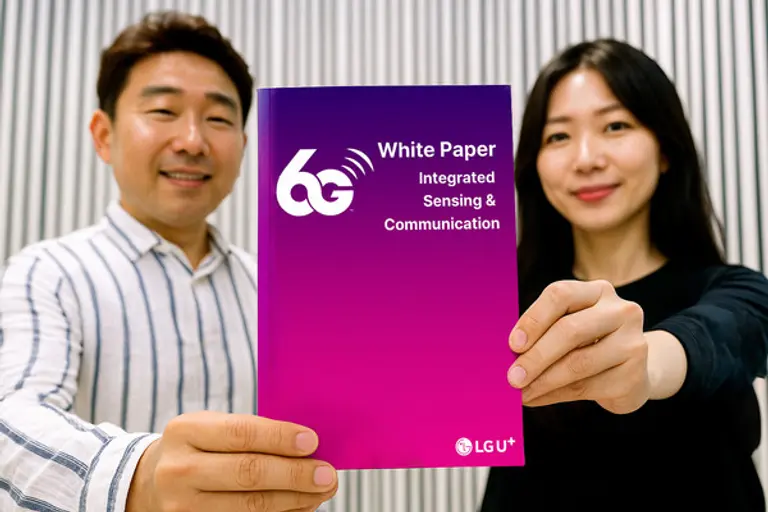 6G 백서 표지를 모델이 선보이고 있는 모습을 AI로 생성한 이미지. (제공 LGU+)