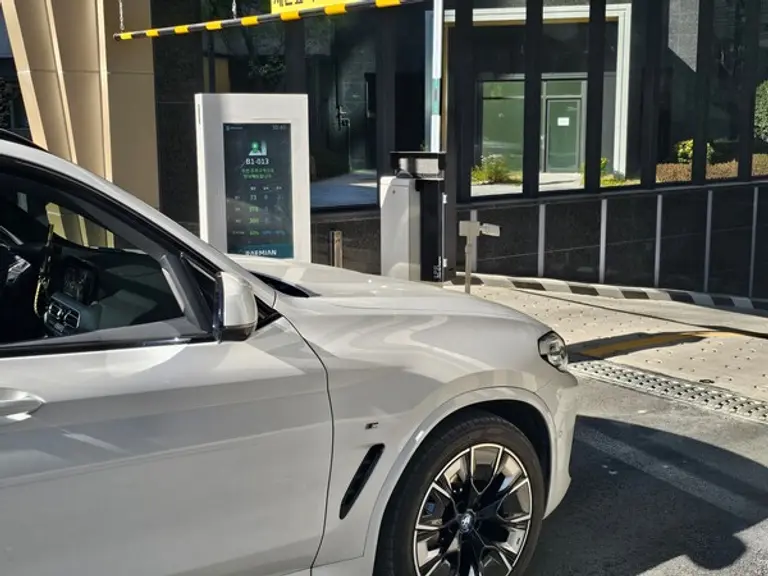 래미안 AI 주차장 입출차 사이니지(사진=삼성물산)