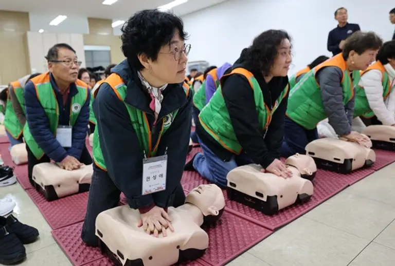 의정부시 자율방재단 단원이 CPR 체험 교육을 하고있다.(사진제공=희망브리지)