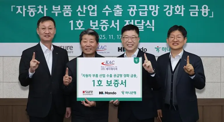 강원도 원주시 소재 (주)케이에이씨 반계공장에서 열린 이날 행사에 참석한 진건창 하나은행 외환사업본부장(사진 왼쪽에서 세번째)이 김성일 HL만도 부사장(사진 왼쪽에서 첫번째), 하영봉 (주)케이에이씨 대표이사(사진 왼쪽에서 두번째), 장진욱 한국무역보험공사 부사장(사진 왼쪽에서 네번째)과 기념촬영을 하고 있다.