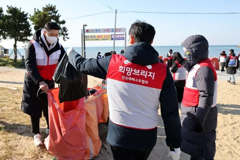 희망브리지 전국재해구호협회 직원들이 18일 오전 인천 중구 왕산해수욕장에서 플라스틱 제로 캠페인을 하고 있다.(사진제공=희망브리지)