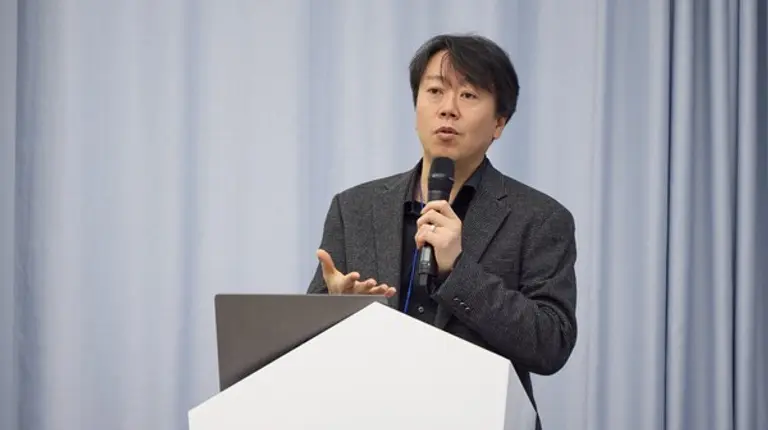 김태윤 SK텔레콤 파운데이션 모델 담당이 개발 중인 AI 모델을 주제로 발표하고 있다. (제공 SK텔레콤)