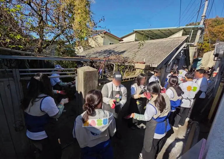 지난 14일, 교촌 바르고 봉사단 및 대학RCY ‘촌스러버’들이 전주시 완산구 낙수정마을에서 연탄 나눔 봉사활동을 진행하고 있다.