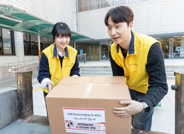 HDC그룹 계열사 임직원들이 서울시 노원구청에서 아동학대 예방의 날을 맞아 노원구 지역 아동·이웃과 함께하는 연말 봉사활동을 진행했다. (사진제공=HDC그룹)