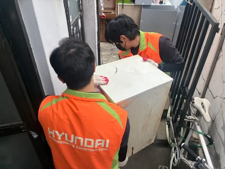 현대건설 임직원들이 ‘지역과 함께, 가치를 짓다’ 주거환경 개선활동에 참여하고 있다. (사진제공=희망조약돌)