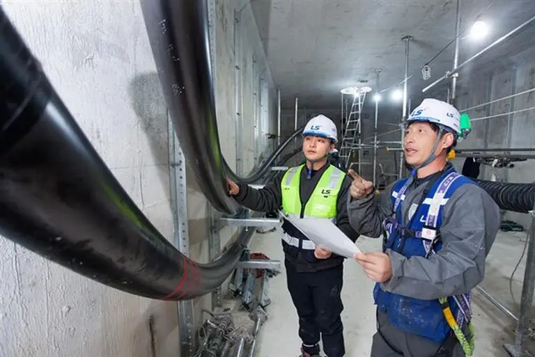LS전선 직원이 세계 최대 송전 용량인 500kV급 HVDC 케이블이 투입되는 ‘동해안-신가평’ 시공 현장을 점검하는 모습. LS전선 제공