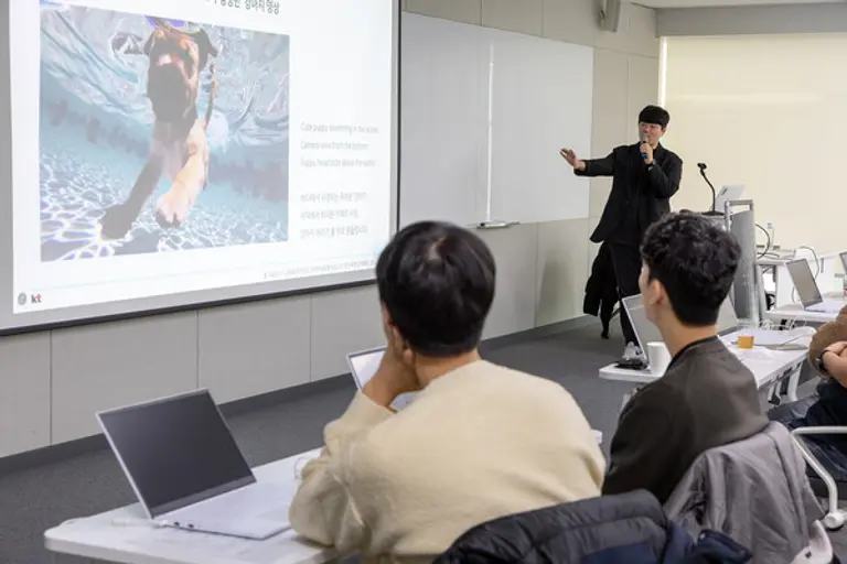 최근 진행한 AI 교육에 참가한 협력사 직원들의 학습 모습. (제공 KT)