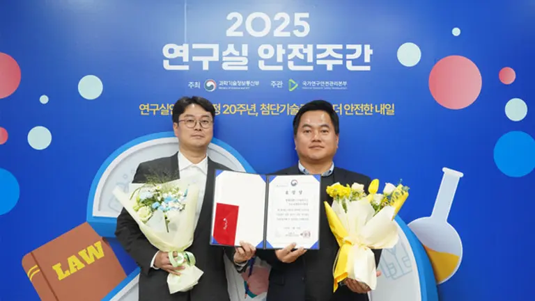 정석기 현대로템 R&D안전팀장(오른쪽)이 24일 