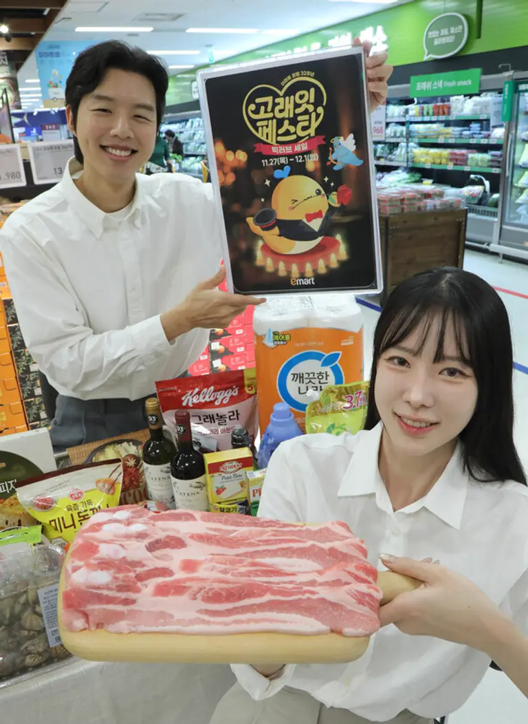 25일 이마트 용산점에서 모델들이 