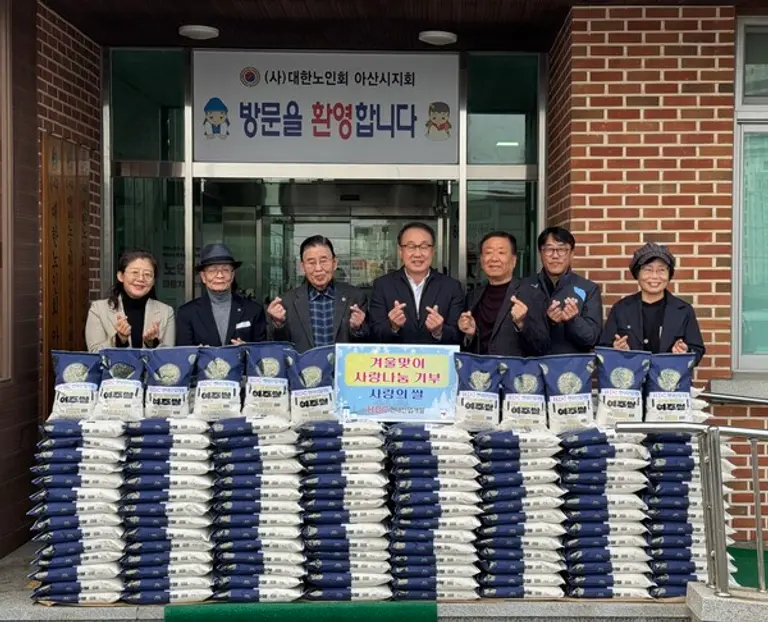 HDC현대산업개발이 24일 충남 아산시 어르신과 부녀회를 대상으로 쌀 1톤을 기부했다. (사진 왼쪽부터) 정호희 우리들지역아동센터장, 김영돈 충남시각장애인연합회 아산지회장, 오치석 대한노인회 아산시지회장, 신왕섭 HDC현대산업개발 ESG소통실 실장, 김은태 고향재가방문요양센터 시설장, 신정호 HDC현대산업개발 현장소장, 박은자 향토설화연구회 대표 (사진제공=HDC현대산업개발)
