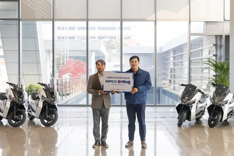 (왼쪽부터) 월드비전 김성태 지속가능파트너십본부 본부장, 현대케피코 경영지원사업부 윤일노 전무가 전기이륜차 지원사업 ‘케피코이웨이(KEFICO-e-Way)’ 전달식 및 안전교육에 참석해 기념사진을 남기는 모습. (사진=현대케피코 제공)