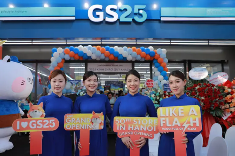 GS25 베트남 하노이 50호점에서 모델들이 기념 사진을 촬영하고 있다. (사진=gs리테일)