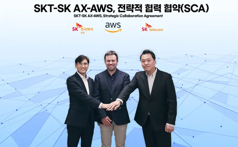 (왼쪽부터) 신장수 SK AX Cloud 부문장, 크리스 케이시(Chris Casey) AWS 아시아태평양 및 일본(APJ) 파트너쉽 총괄, 허민회 SKT AI Cloud 담당. (제공 SKT)