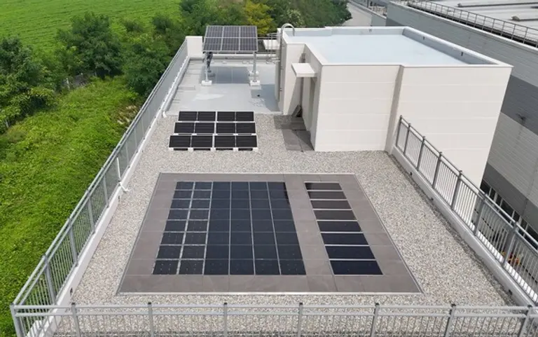 GS건설이 개발한 All in One 옥상 바닥시스템을 적용한 태양광모듈(아래)과 철골 구조물에 설치된 기존의 일반 태양광패널(위) (사진제공=GS건설)