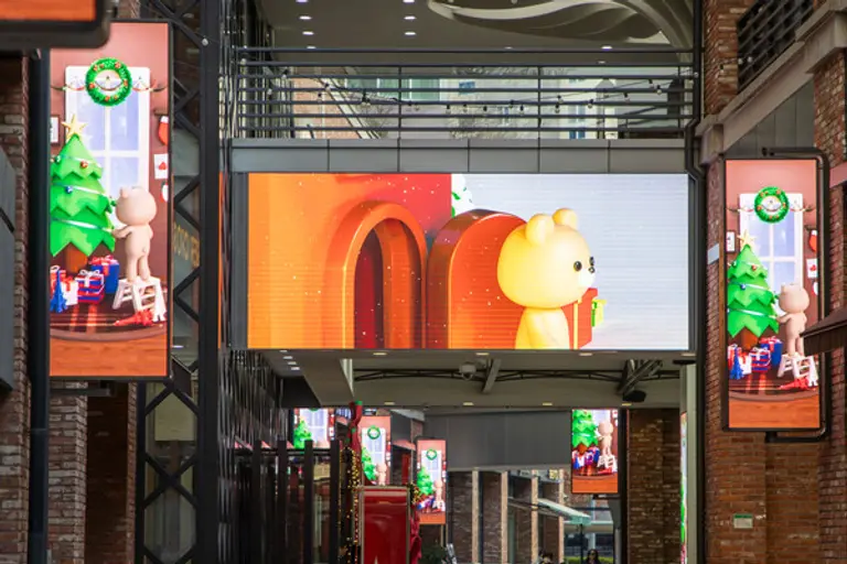 호반프라퍼티와 신구대학교가 협업으로 제작한 크리스마스 영상이 아브뉴프랑 판교 디지털 사이니지를 통해 상영되고 있다. (사진제공=호반그룹)