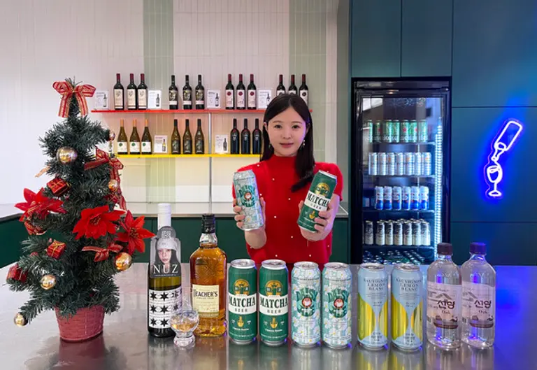 모델이 GS25가 차별화 주류로 출시하는 (왼쪽)데이지에일과 말차맥주 등을 소개하고 있다. (사진=GS리테일)