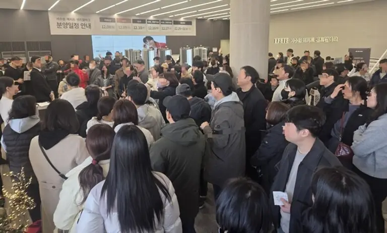 경기 수원시 권선구에서 문을 연 ‘서수원 에피트 센트럴마크’ 견본주택을 방분한 예비 청약자들이 분양 관계자의 설명을 듣고 있다. (사진제공= HL디앤아이한라)