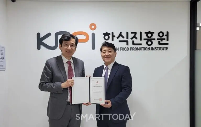 한식진흥원이 ‘2025 독서경영 우수직장 인증’에서 우수기관으로 선정됐다. 이규민 이사장(오른쪽)과 전해웅 사무총장이 기념촬영을 하고 있다. (사진=한식진흥원)